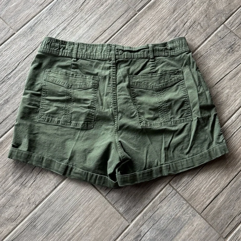 Time and Tru Olive Green Shorts Women’s Size 16 - Picture 2 of 3